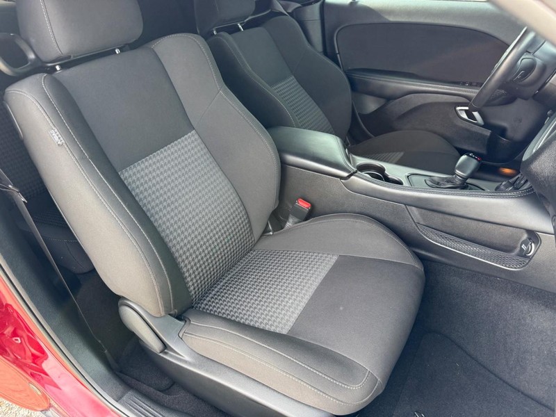 Dodge Challenger Vehicle Full-screen Gallery Image 10