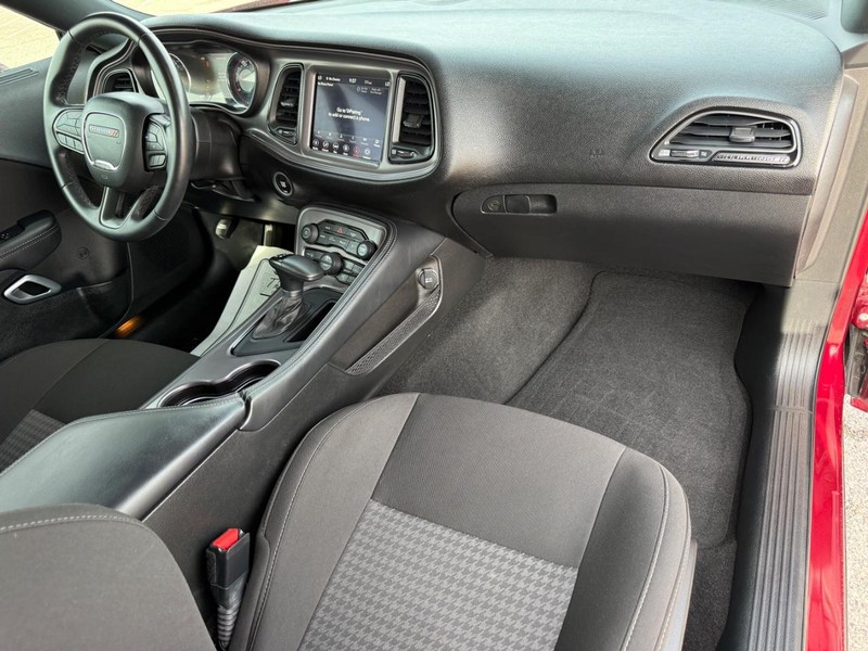 Dodge Challenger Vehicle Full-screen Gallery Image 12