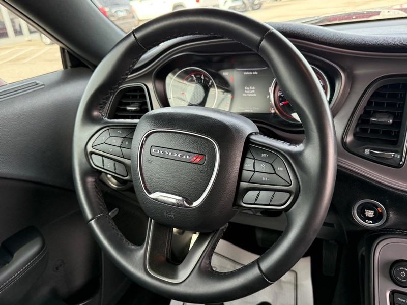 Dodge Challenger Vehicle Full-screen Gallery Image 13