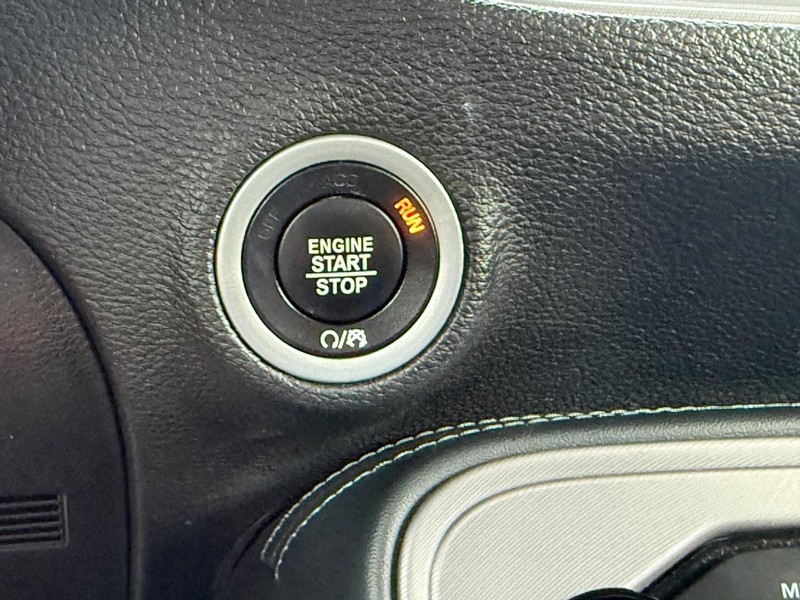 Dodge Challenger Vehicle Full-screen Gallery Image 19
