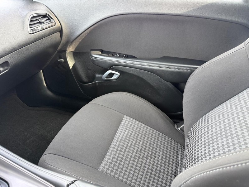 Dodge Challenger Vehicle Full-screen Gallery Image 22