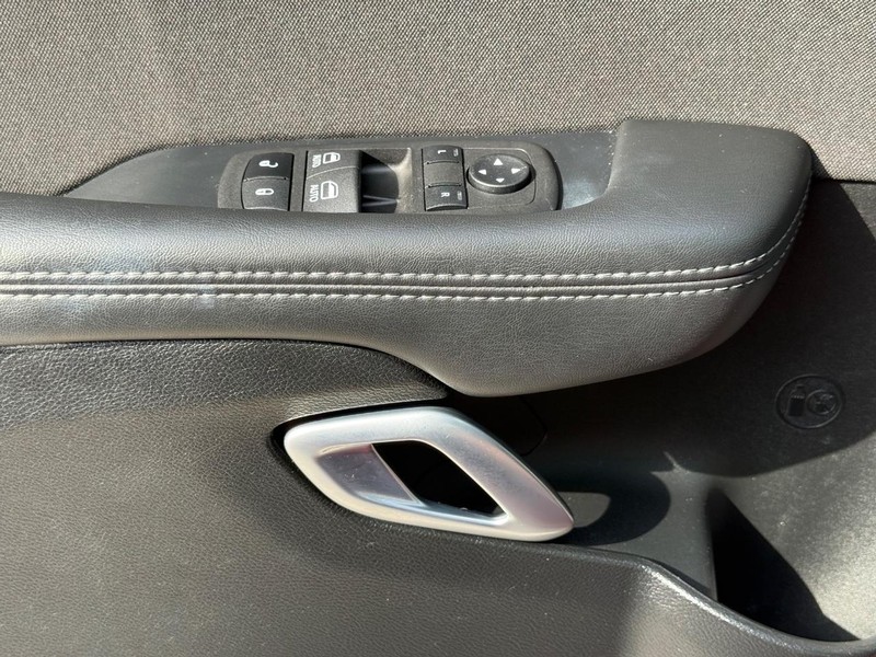 Dodge Challenger Vehicle Full-screen Gallery Image 25