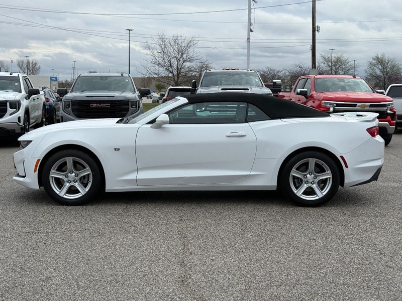 Chevrolet Camaro Vehicle Full-screen Gallery Image 2