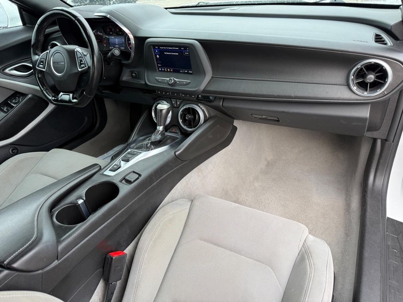 Chevrolet Camaro Vehicle Full-screen Gallery Image 12