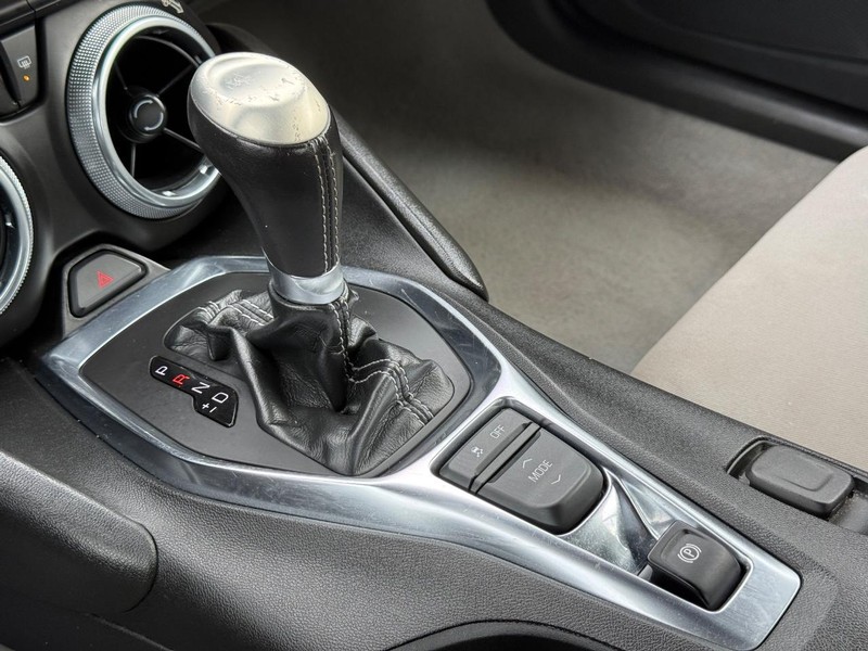 Chevrolet Camaro Vehicle Full-screen Gallery Image 22