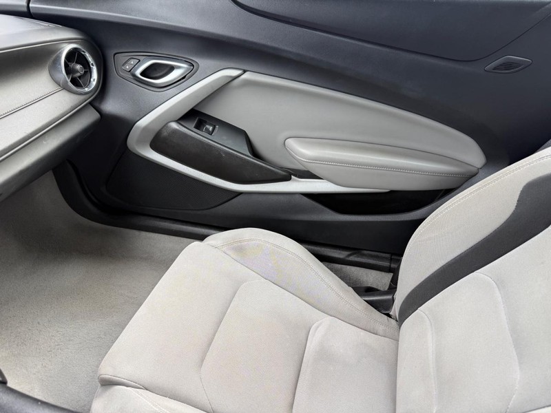 Chevrolet Camaro Vehicle Full-screen Gallery Image 23