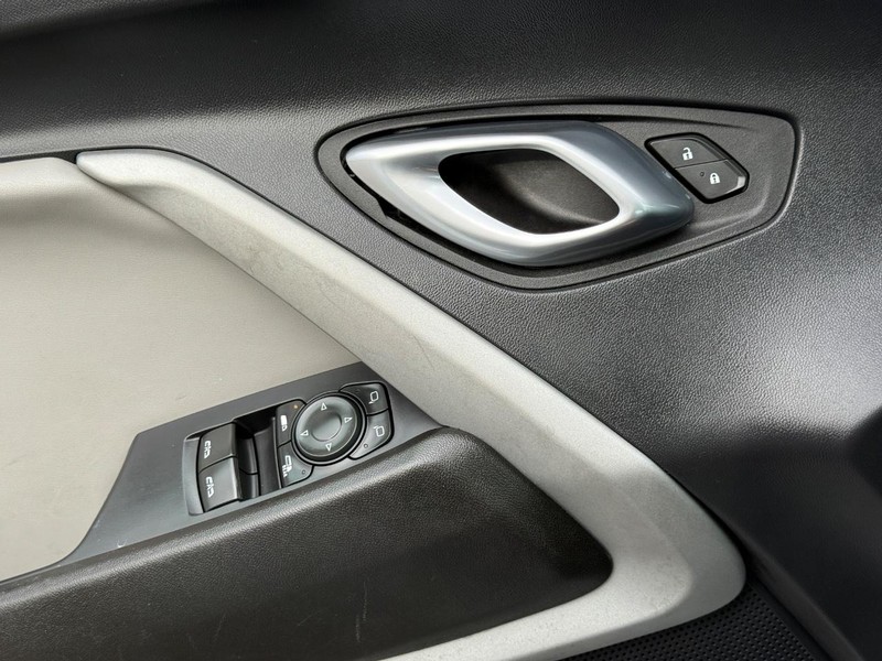 Chevrolet Camaro Vehicle Full-screen Gallery Image 25