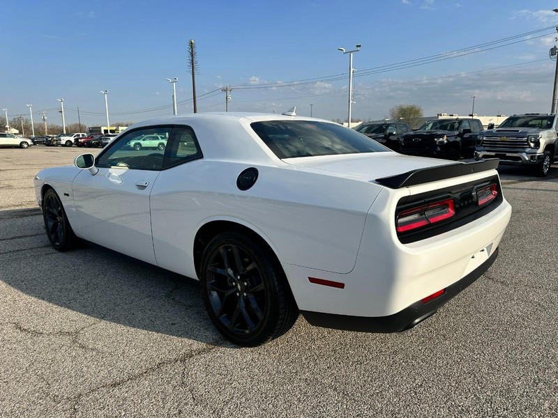 Dodge Challenger Vehicle Full-screen Gallery Image 3