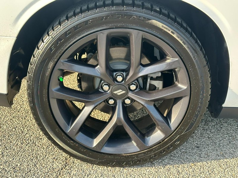 Dodge Challenger Vehicle Full-screen Gallery Image 7