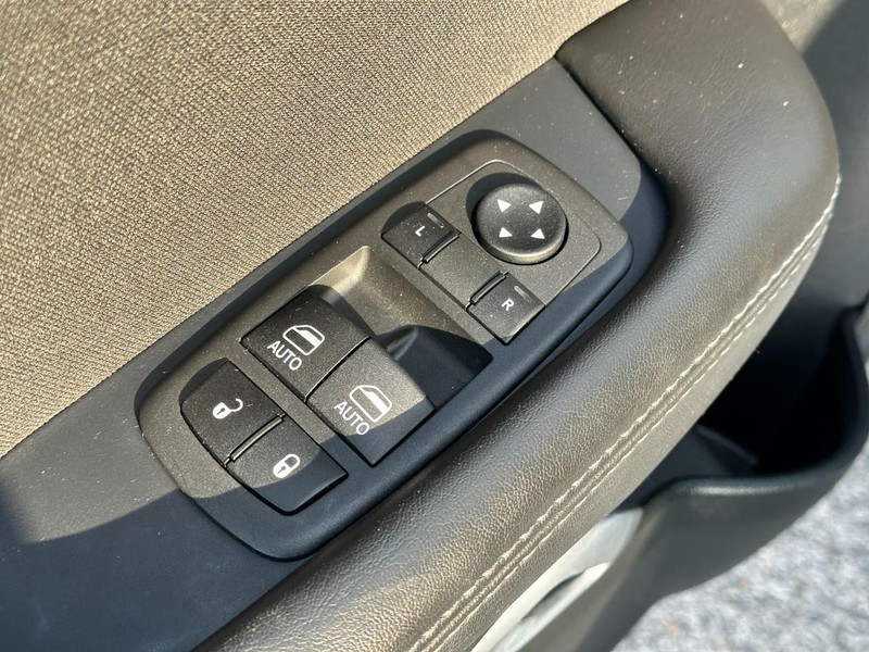 Dodge Challenger Vehicle Full-screen Gallery Image 12