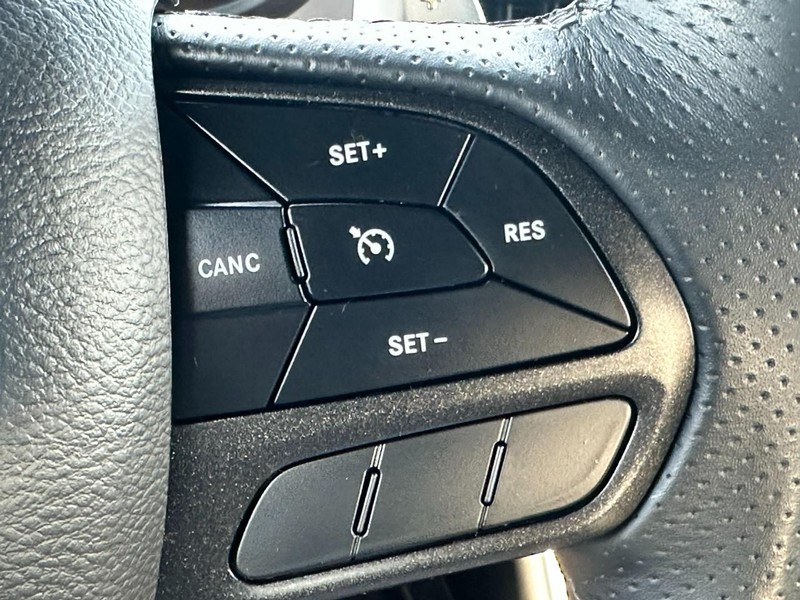 Dodge Challenger Vehicle Full-screen Gallery Image 15