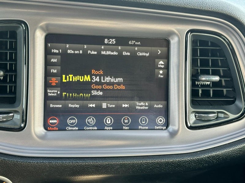 Dodge Challenger Vehicle Full-screen Gallery Image 17