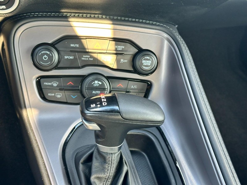 Dodge Challenger Vehicle Full-screen Gallery Image 18