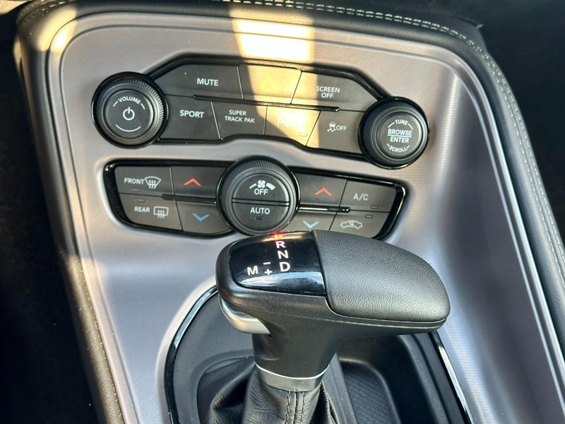 Dodge Challenger Vehicle Full-screen Gallery Image 21