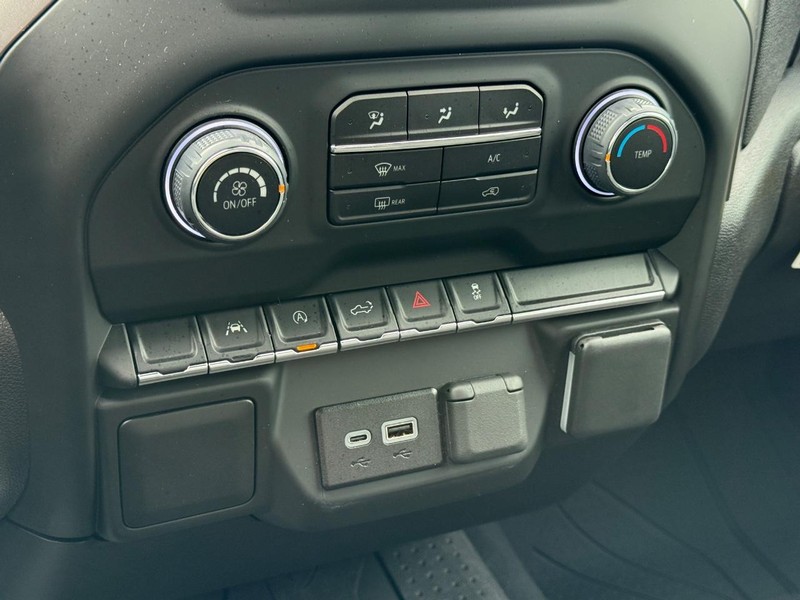 Chevrolet Silverado 1500 Vehicle Full-screen Gallery Image 17