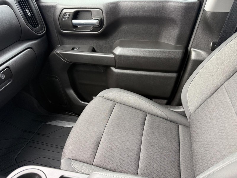 Chevrolet Silverado 1500 Vehicle Full-screen Gallery Image 18