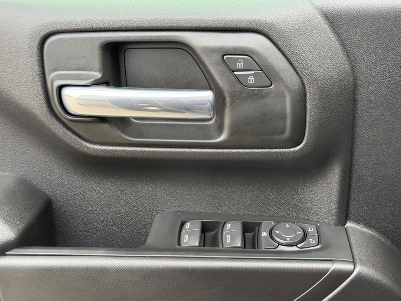 Chevrolet Silverado 1500 Vehicle Full-screen Gallery Image 21