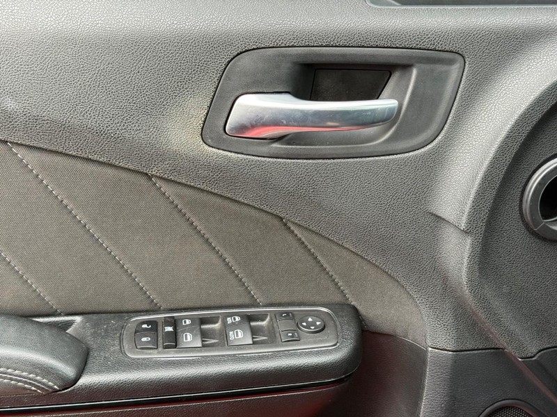 Dodge Charger Vehicle Full-screen Gallery Image 24