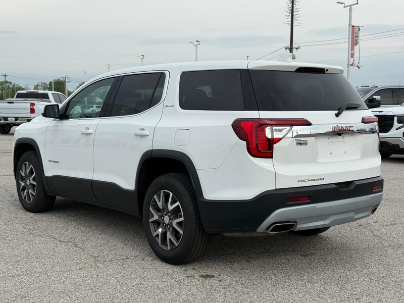 GMC Acadia Vehicle Full-screen Gallery Image 3
