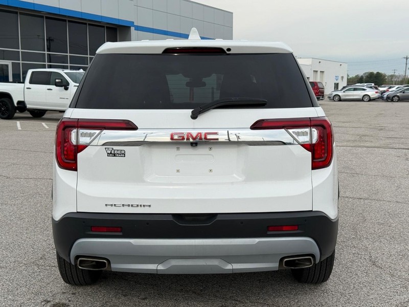 GMC Acadia Vehicle Full-screen Gallery Image 4