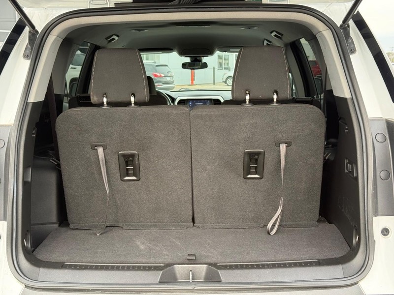 GMC Acadia Vehicle Full-screen Gallery Image 6