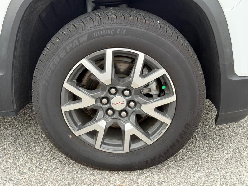 GMC Acadia Vehicle Full-screen Gallery Image 7