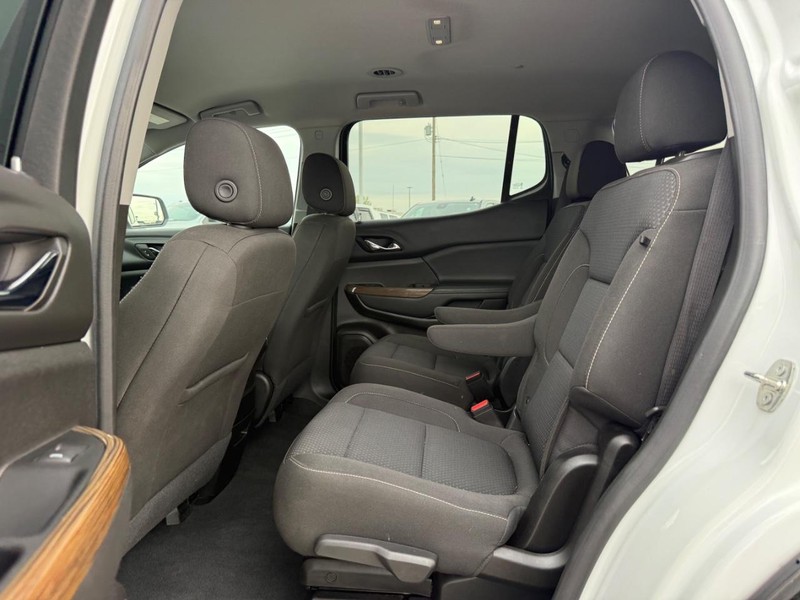 GMC Acadia Vehicle Full-screen Gallery Image 11