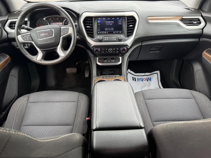 GMC Acadia Vehicle Full-screen Gallery Image 12