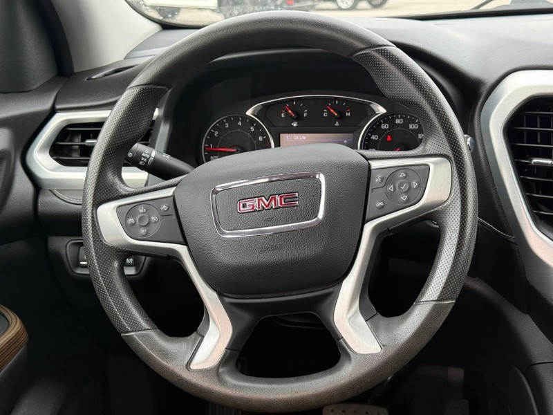 GMC Acadia Vehicle Full-screen Gallery Image 13