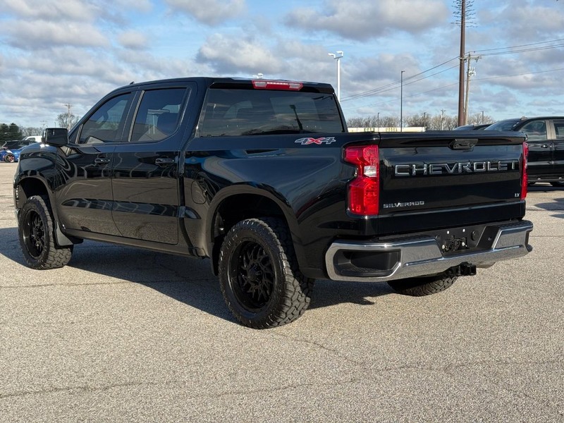 Chevrolet Silverado 1500 Vehicle Full-screen Gallery Image 3