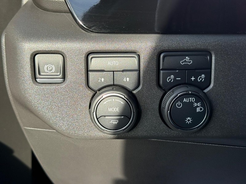 Chevrolet Silverado 1500 Vehicle Full-screen Gallery Image 23