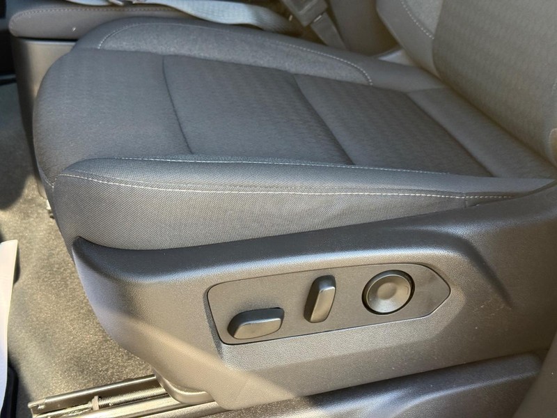 Chevrolet Silverado 1500 Vehicle Full-screen Gallery Image 24