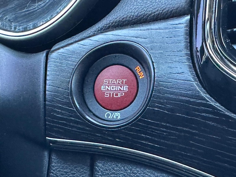 Jeep Grand Cherokee Vehicle Full-screen Gallery Image 17