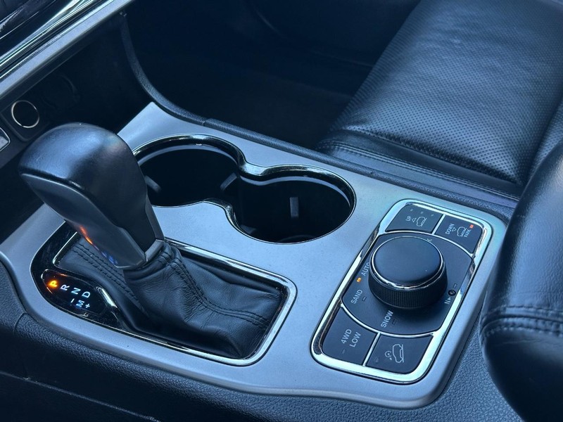 Jeep Grand Cherokee Vehicle Full-screen Gallery Image 22