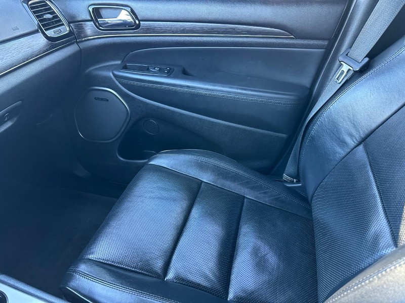 Jeep Grand Cherokee Vehicle Full-screen Gallery Image 23