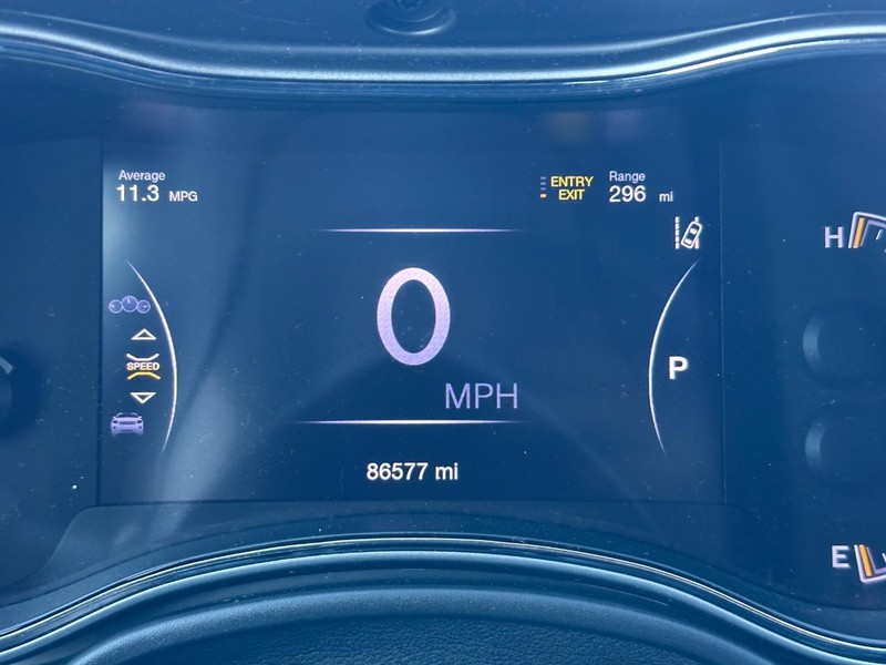 Jeep Grand Cherokee Vehicle Full-screen Gallery Image 24