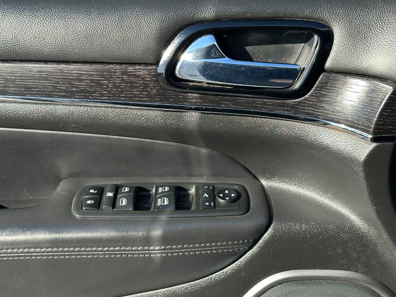 Jeep Grand Cherokee Vehicle Full-screen Gallery Image 25