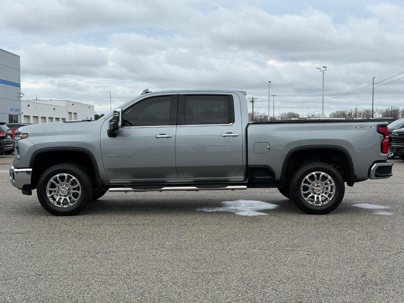 Chevrolet Silverado 2500HD Vehicle Full-screen Gallery Image 2