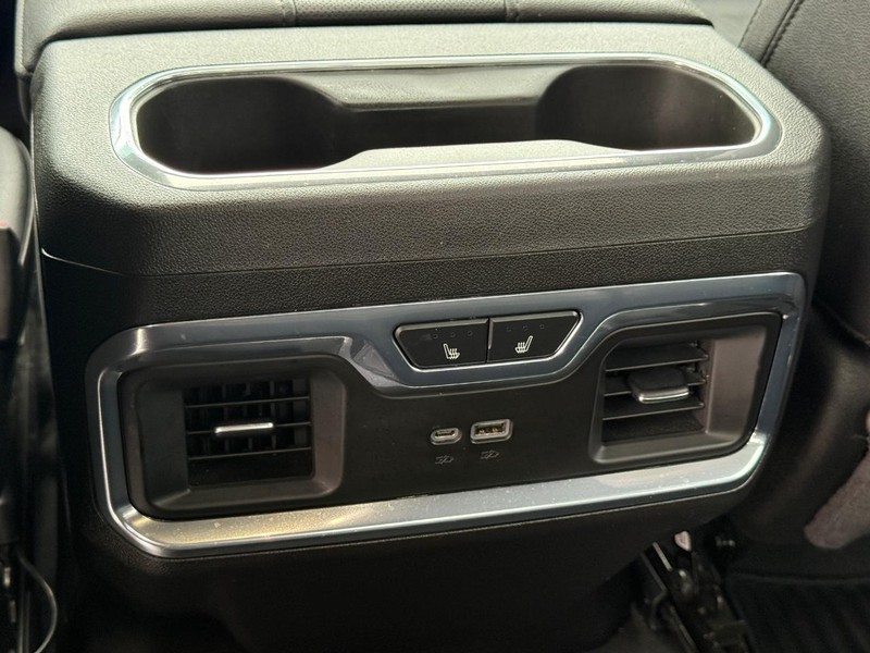 Chevrolet Silverado 2500HD Vehicle Full-screen Gallery Image 12