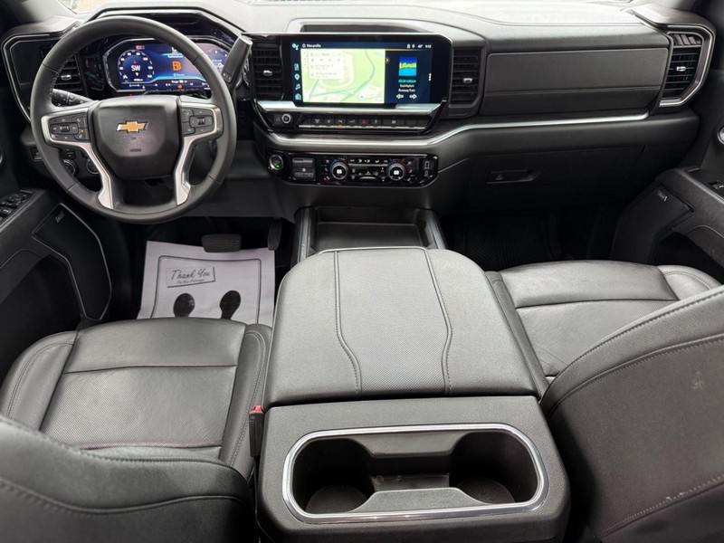 Chevrolet Silverado 2500HD Vehicle Full-screen Gallery Image 13