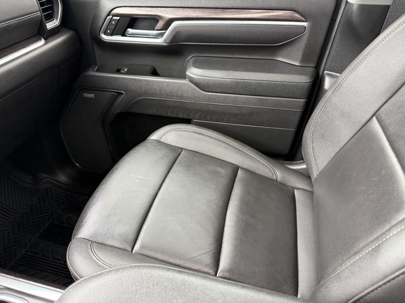 Chevrolet Silverado 2500HD Vehicle Full-screen Gallery Image 21