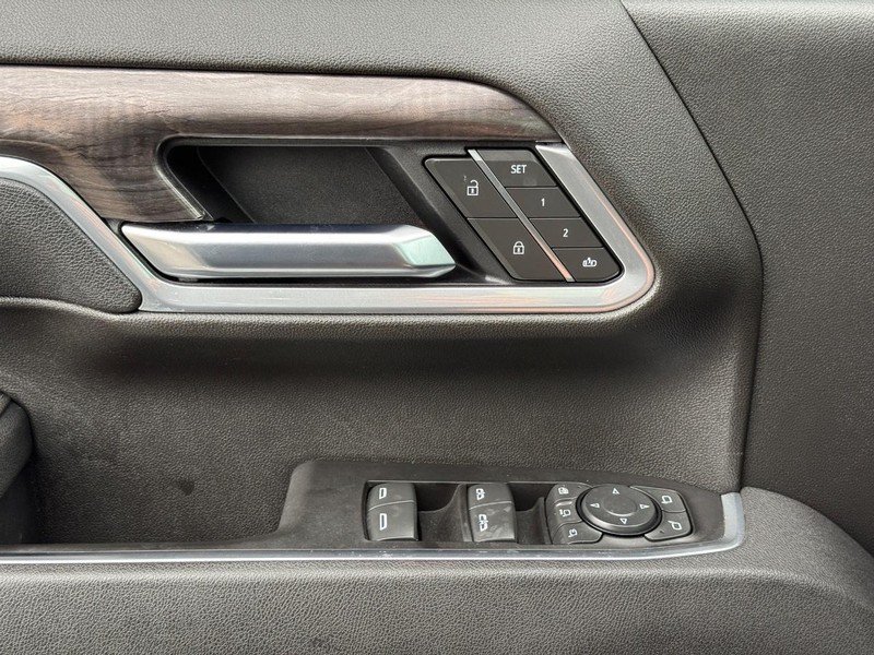 Chevrolet Silverado 2500HD Vehicle Full-screen Gallery Image 24