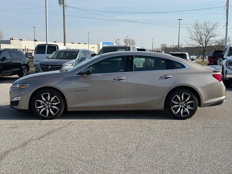 Chevrolet Malibu Vehicle Full-screen Gallery Image 2