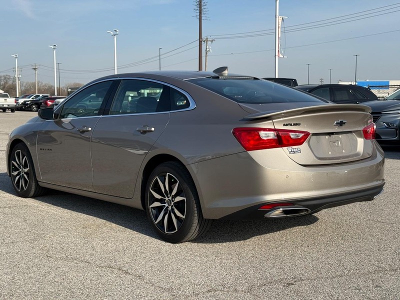 Chevrolet Malibu Vehicle Full-screen Gallery Image 3