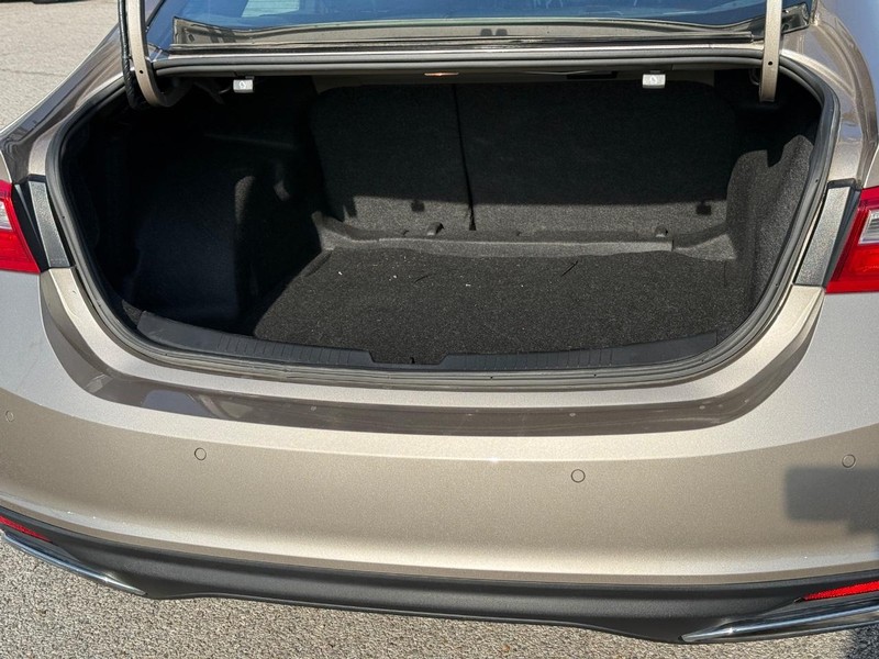 Chevrolet Malibu Vehicle Full-screen Gallery Image 6