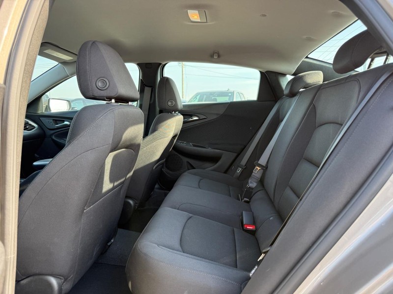 Chevrolet Malibu Vehicle Full-screen Gallery Image 10