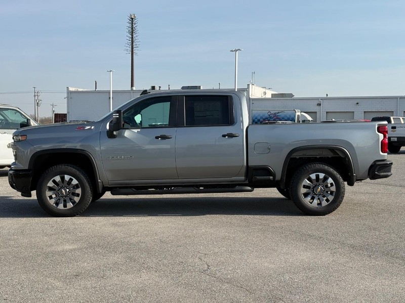 Chevrolet Silverado 2500HD Vehicle Full-screen Gallery Image 2