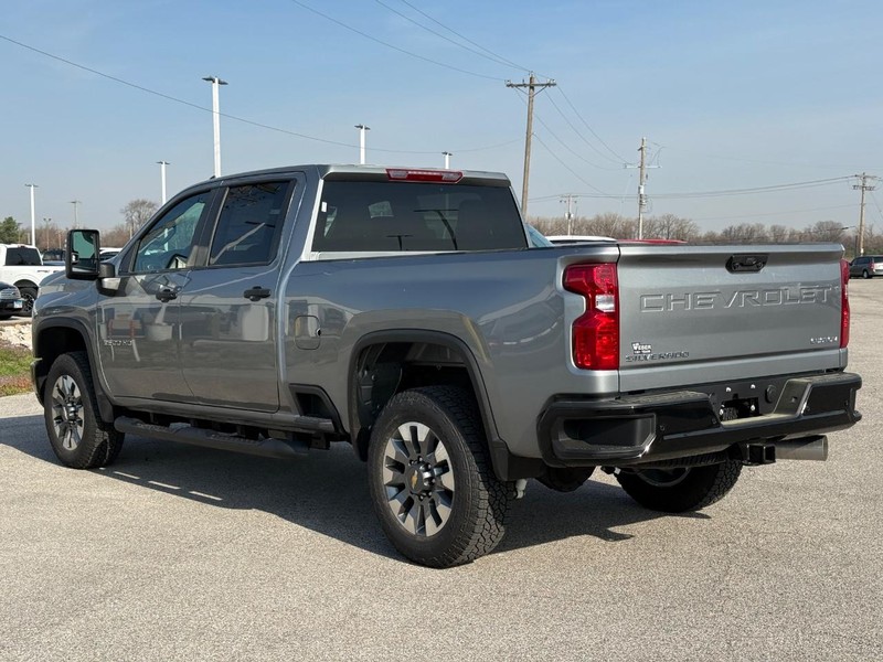 Chevrolet Silverado 2500HD Vehicle Full-screen Gallery Image 3