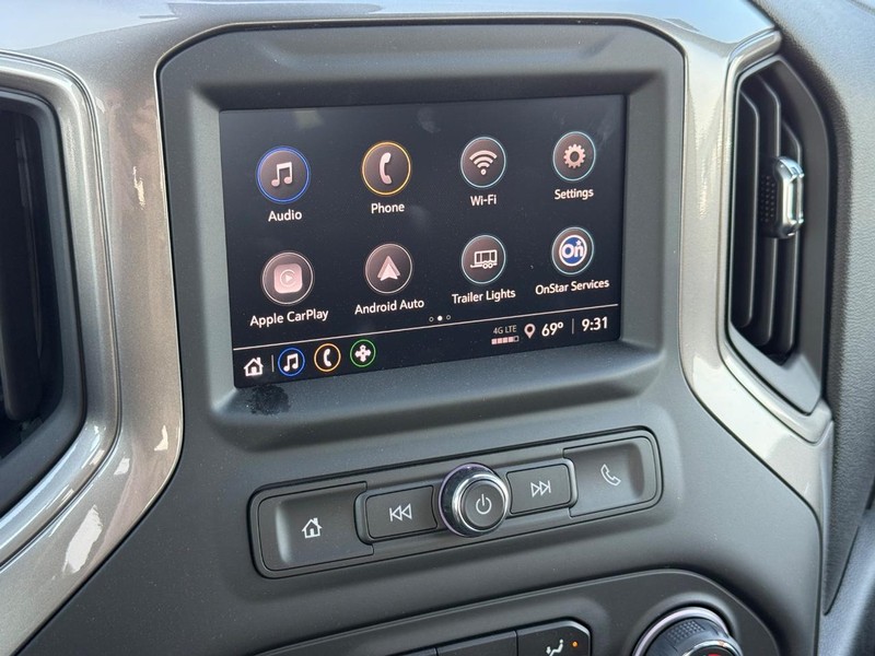 Chevrolet Silverado 2500HD Vehicle Full-screen Gallery Image 10