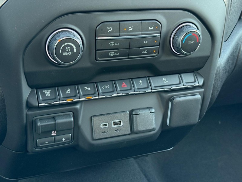 Chevrolet Silverado 2500HD Vehicle Full-screen Gallery Image 12